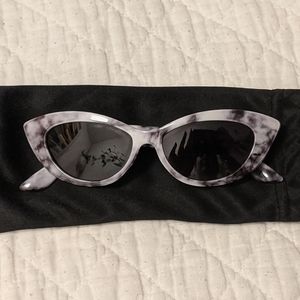 Black and white cat eye sunnies 🕶️